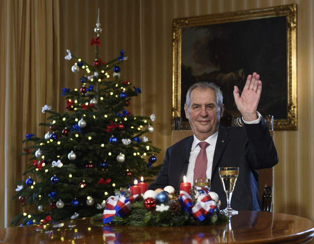 Ti, kteří hází květiny do odpadkových košů, jsou primitivní hlupáci, řekl Zeman ve vánočním projevu