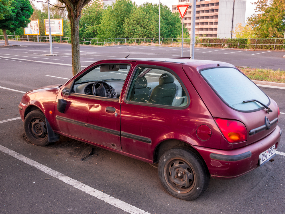 Konec vraků v ulicích? Autům bez technické kontroly možná bude hrozit odtah