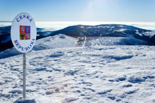 VAROVÁNÍ: V&nbsp;Krkonoších hrozí kvůli mokrému sněhu pády stromů