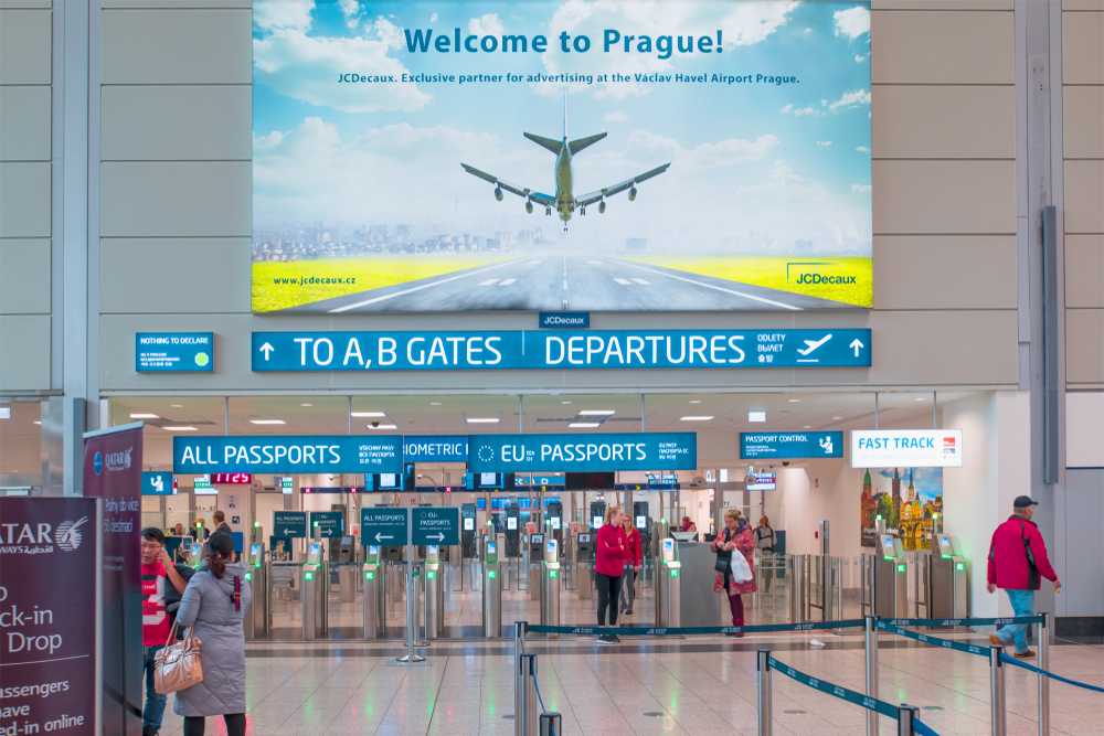 Počasí komplikuje leteckou dopravu: Od rána bylo z Prahy odkloněno už 5 letadel