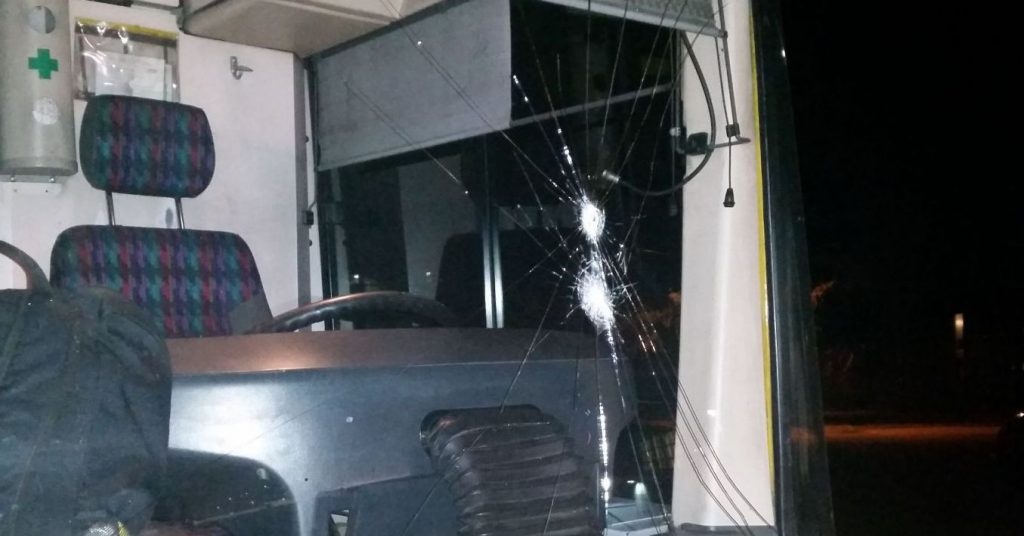 Muž ve Zlíně vystoupil z trolejbusu, utrhl stěrač a rozbil sklo: Pátrá po něm policie
