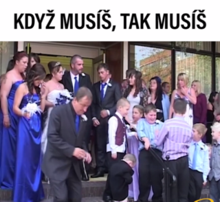 VIRÁLY TÝDNE: Zvládnete si zavázat boty jednou rukou? A&nbsp;co určitě nedělat na&nbsp;svatbě?