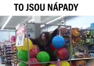 VIRÁLY TÝDNE: Jaká je reakce kotěte, které potká ještěrku? A&nbsp;proč je důležité nepřeceňovat svou sílu?