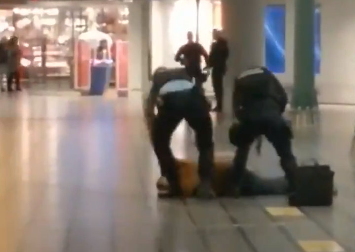 Na letišti v&nbsp;Amsterodamu zadrželi muže s&nbsp;nožem, nikoho nezranil