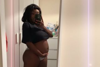 Žena sdílela FOTO svého nafouklého břicha v&nbsp;těhotenské póze. A&nbsp;strhla lavinu!