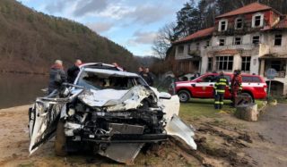 Řidič vozu, který na&nbsp;Mělnicku sjel do rybníka, zemřel