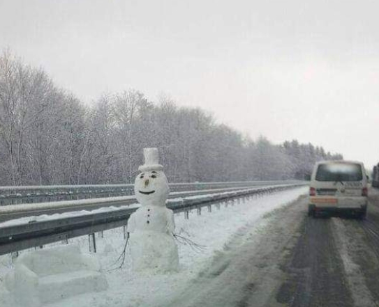 FOTO: Konečně se na&nbsp;D1 staví! Fotka se sněhulákem pobavila Česko