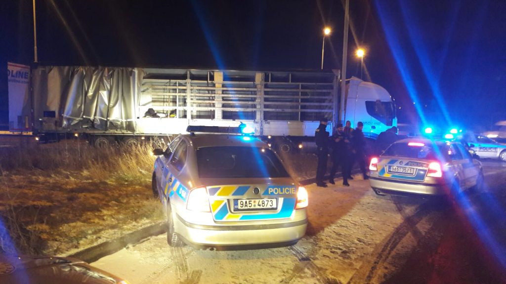Z kamionu v&nbsp;Praze za jízdy vyskakovali migranti. Zadržela je policie