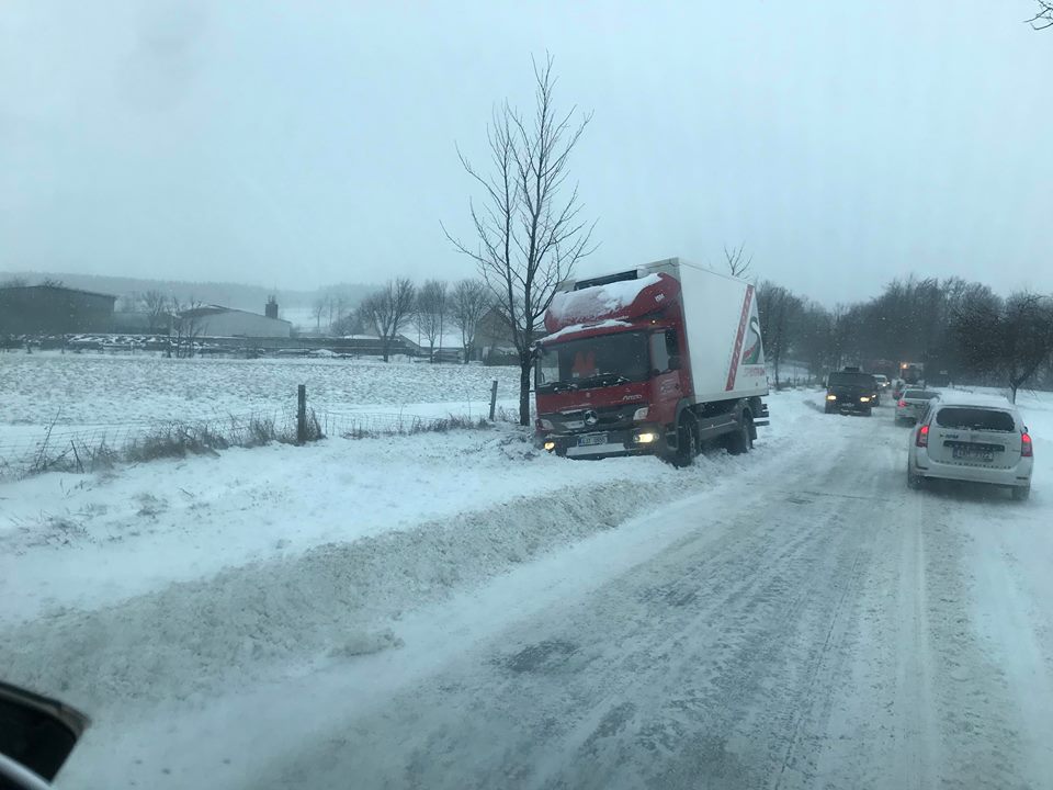 Na silnici na Svitavy jsou odstavené kamiony, sníh jim brání vyjet