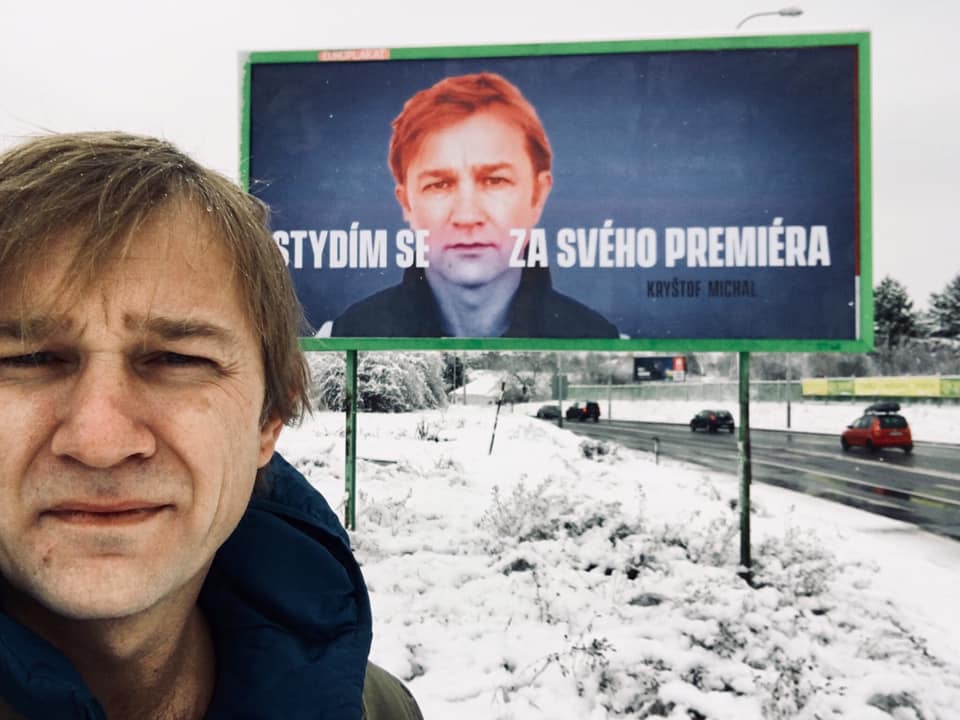 V Praze se objevil první billboard kampaně proti premiérovi. Je na&nbsp;něm zpěvák Michal