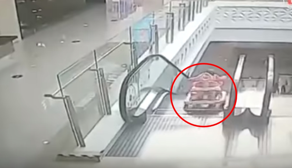 DĚSIVÉ ZÁBĚRY: Dítě v&nbsp;chodítku bez dozoru vstoupilo na&nbsp;eskalátor. Chybělo málo!