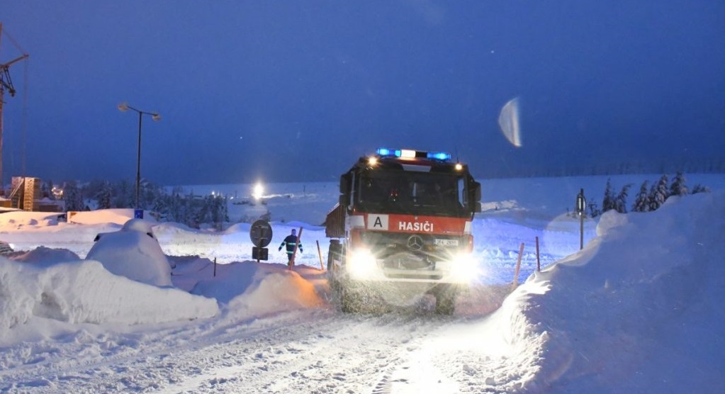 Na kalamitou uzavřeném Božím Daru bojují se sněhem, turisté nezaparkují