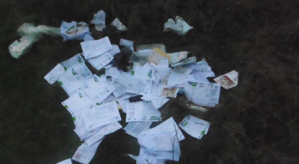 Na skládce v Modřanech se našla nedoručená pošta! Na místě byly dopisy, faktury i balíky