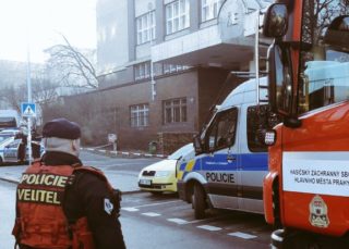 Policie evakuovala VŠE v&nbsp;Praze kvůli nahlášené bombě. Prohlídka však byla negativní