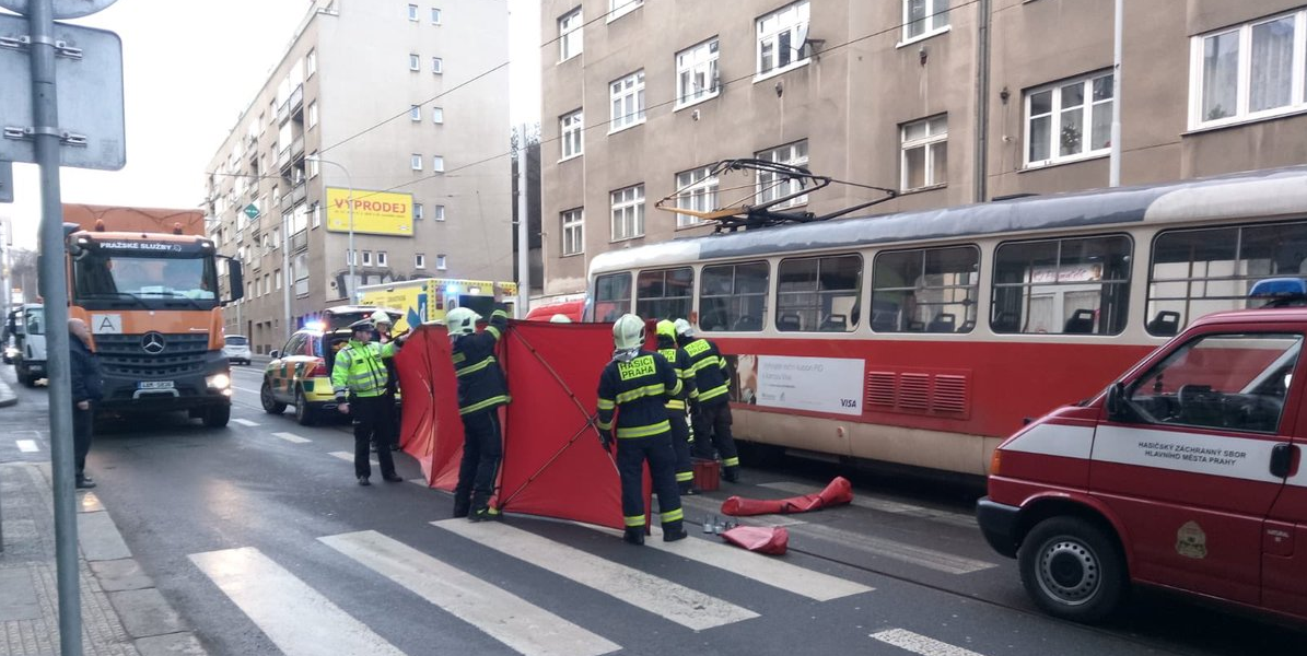Tramvaj v&nbsp;Praze srazila ženu, utrpěla vážná zranění. Je v&nbsp;umělém spánku