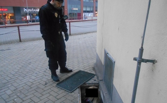 Muž se v Ústí nad Labem propadl do větrací šachty, zůstal v ní uvězněný celou noc