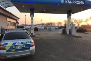Opilý muž se na&nbsp;benzínce u&nbsp;Prahy polil hořlavinou přímo ze stojanu