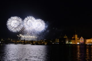 Pražský novoroční ohňostroj připomněl sametovou revoluci