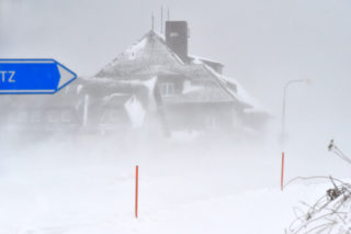 Sněžení zavřelo silnici z&nbsp;Božího Daru a&nbsp;z&nbsp;Tanvaldu na&nbsp;Harrachov