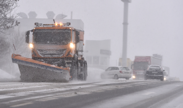 Řada silnic je kvůli sněhu zavřených, v&nbsp;Krkonoších hrozí laviny