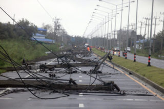 Tisíce lidí v&nbsp;Thajsku se snaží zachránit před bouří Pabuk, na&nbsp;místě je i&nbsp;2500 Čechů