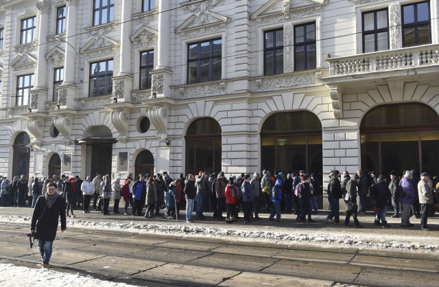 První den výdeje další sady výročních dvacetikorun: Ve frontách čekaly stovky lidí