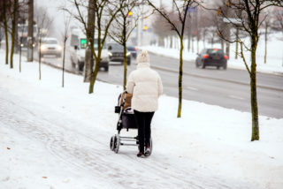 Muž chtěl znásilnit maminku s&nbsp;kočárkem! Její volání zaslechli strážníci