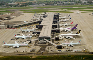 Letiště Heathrow kvůli spatření dronu zastavilo na&nbsp;hodinu všechny odlety