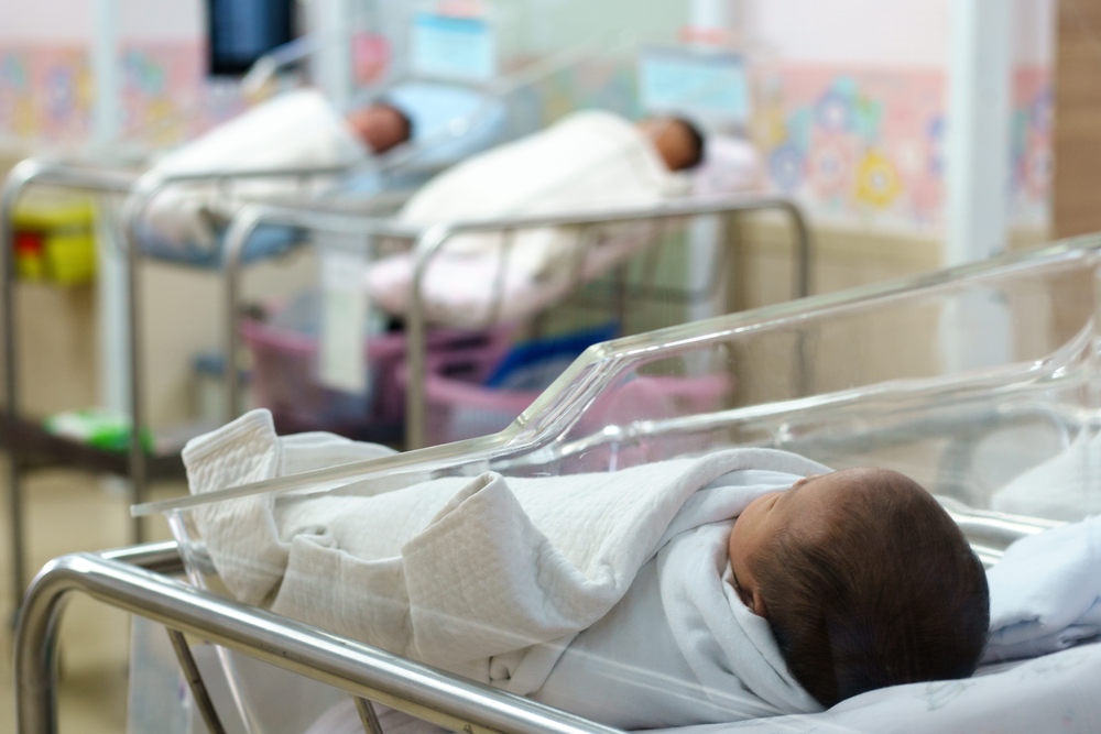 Císařský řez ovlivňuje děti ještě dlouho po narození. Vědci zveřejnili novou studii