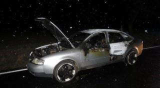 Muž na&nbsp;Domažlicku zapálil své vlastní auto, prý ho »s*alo«