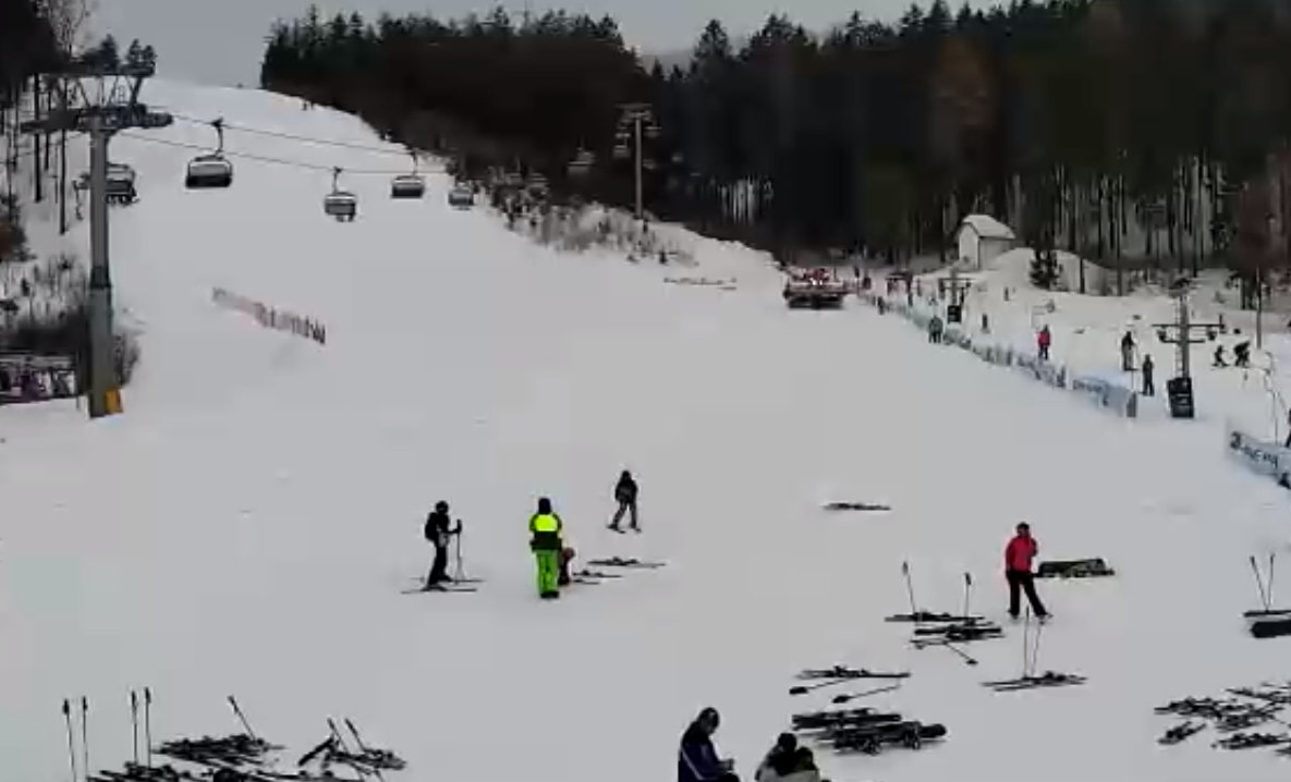Na lanovku v Bukové hoře spadl strom, uvízli tam lyžaři