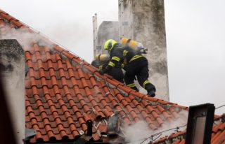 Na pražské Kampě hořel byt, jedna žena skončila v&nbsp;nemocnici