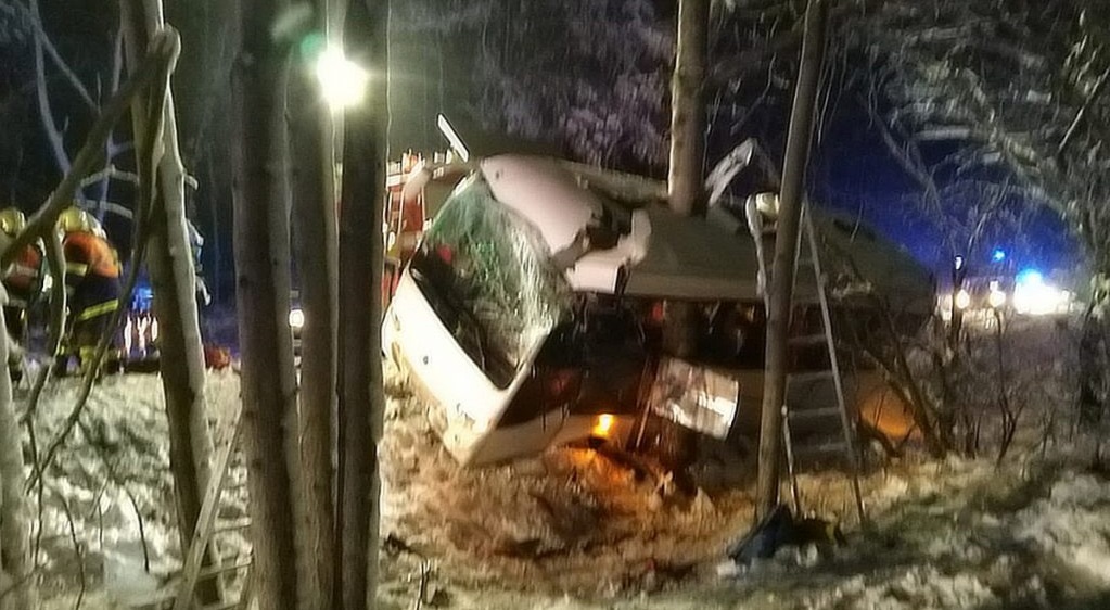 Na Tachovsku havaroval autobus s&nbsp;20 lidmi, zraněno je šest lidí