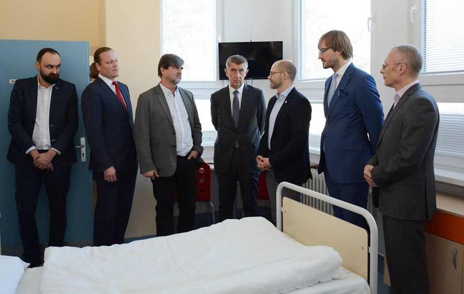 Vojtěch to schytal na&nbsp;sítích: Na&nbsp;snímku z&nbsp;porodního centra řeší porody žen sedm mužů