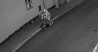 Žena na&nbsp;koloběžce převážela 400 tisíc, okradl ji cyklista: Po&nbsp;muži pátrá policie