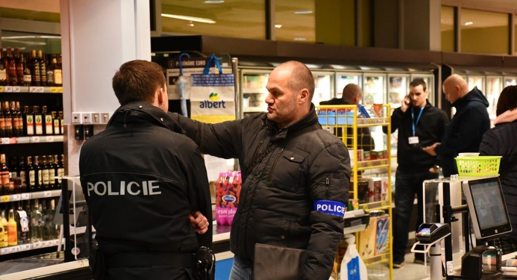 Mladík se zbraní přepadl Albert v Praze-Hostivaři. Pátrá po něm policie