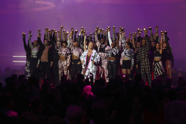 Hudební ceny Brit Awards ovládla kapela The 1975 a DJ Harris