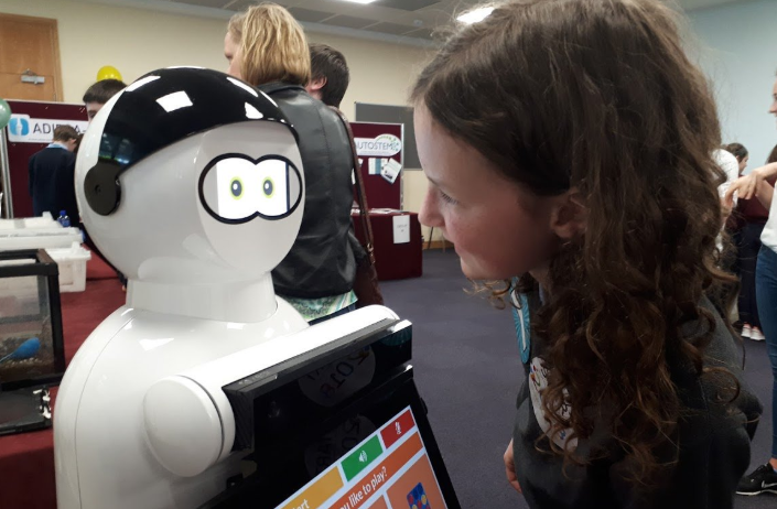 Naděje pro&nbsp;pacienty s&nbsp;demencí: Pomáhat by jim mohl robot MARIO