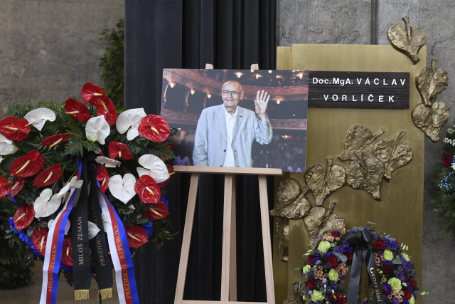 Rozloučení s Vorlíčkem se účastní mnoho jeho kolegů od filmu