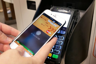 Češi mohou využívat nový platební systém! Apple Pay umožňuje platit mobilním telefonem