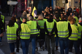 Žluté vesty rabovaly obchody a&nbsp;restaurace na&nbsp;Champs-Elysées