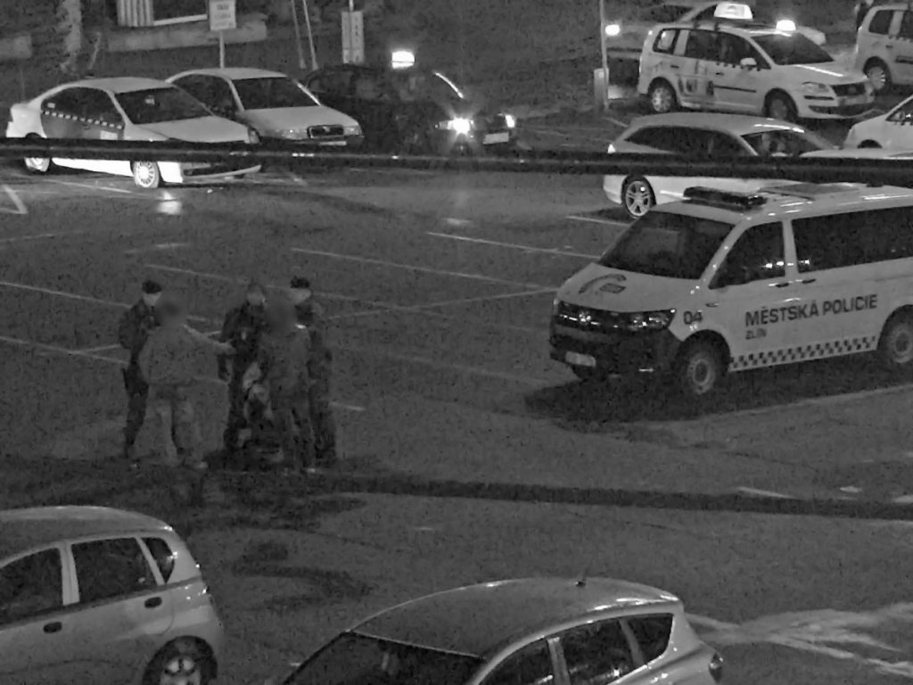 Otec měl hlídat dvě malé děti, kvůli alkoholu se však sotva udržel na&nbsp;nohou