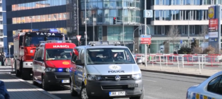 Čtyřicetiletá žena nepřežila pád pod metro, linka C dopoledne stála