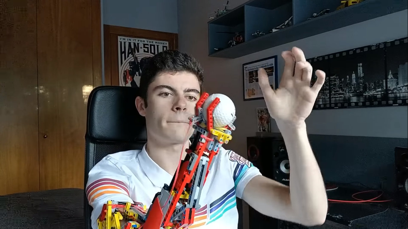 Mladý postižený teenager si postavil protézu paže z Lega