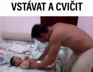 VIRÁLY TÝDNE: Lze batole naučit cvičit? A&nbsp;jak využít víčko od jogurtu?