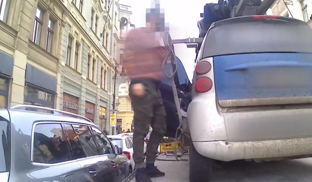VIDEO: Muž chtěl zabránit odtahu svého vozu. Před policisty se zamkl v autě