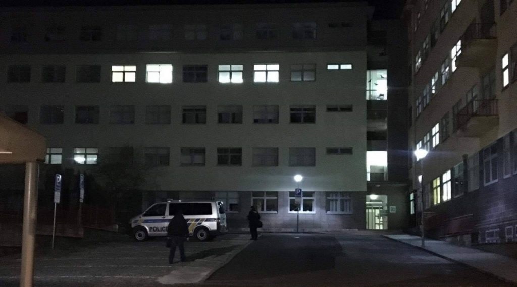 Seniorka vypadla z&nbsp;okna příbramské nemocnice, na&nbsp;místě zemřela