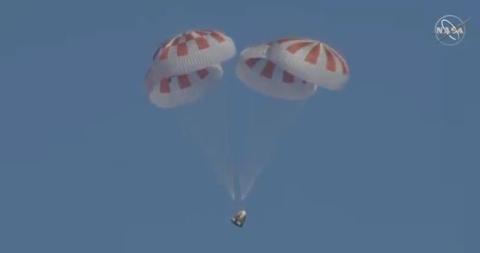 Vesmírná loď Crew Dragon společnosti SpaceX se na padácích snesla na hladinu Atlantiku