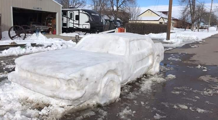 Rodina postavila auto ze sněhu. Dostali pokutu!