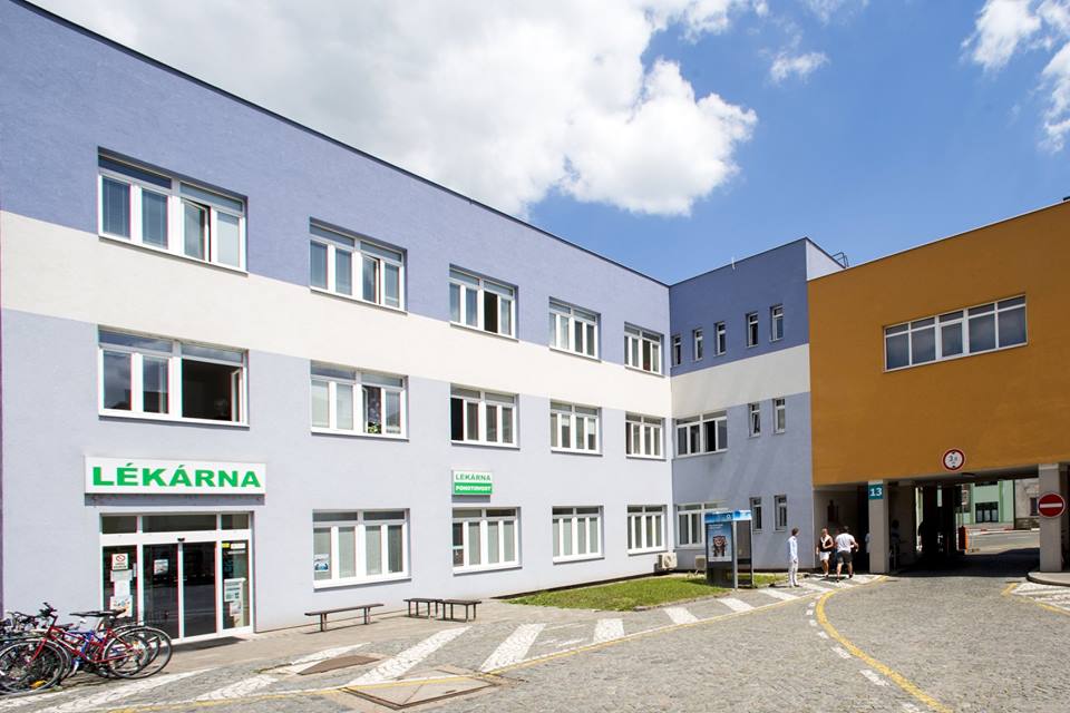 Muž po&nbsp;běžné operaci ochrnul. Nemocnice Pardubického kraje musí zaplatit 9 milionů